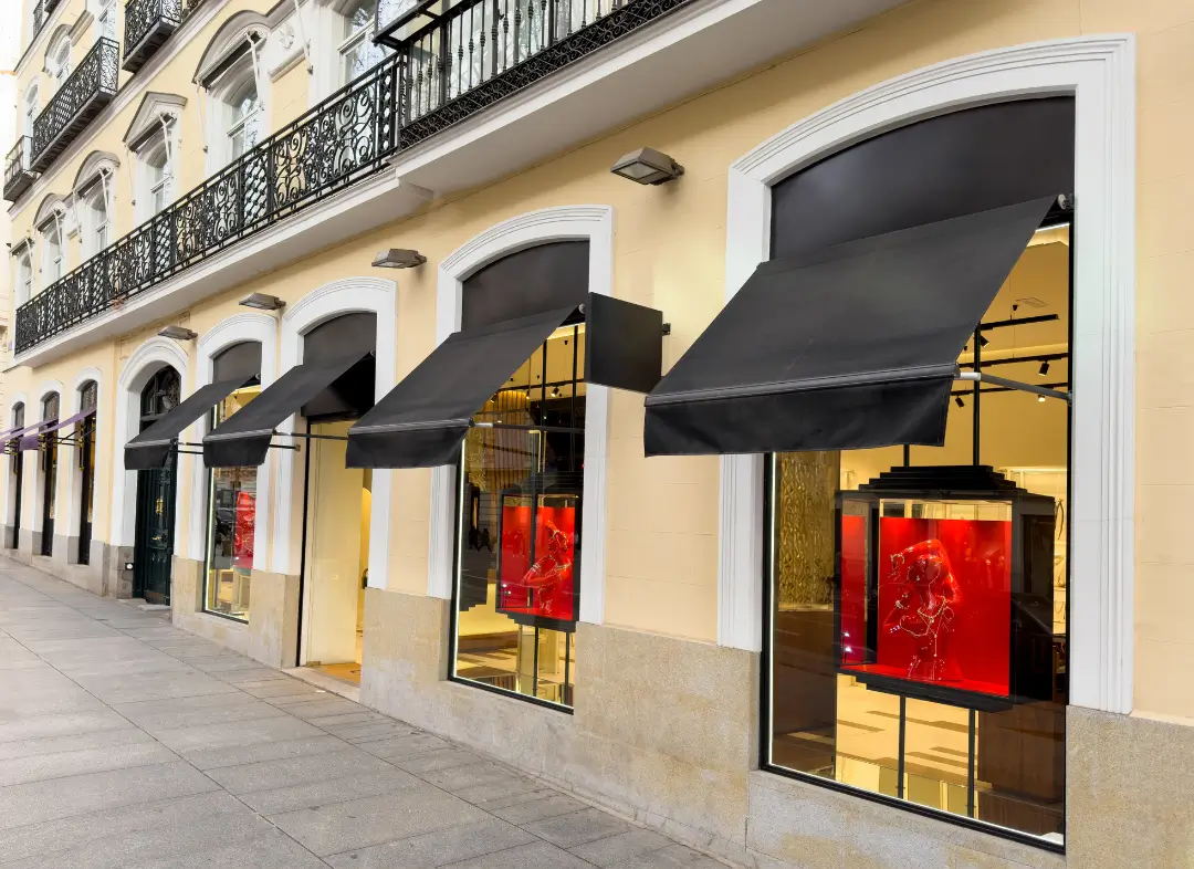 Façade vitrine de magasin en aluminium sur mesure à Maubeuge